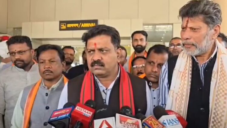बस्तर के कोने-कोने में लागू होगा संविधान: डिप्टी सीएम विजय शर्मा की नक्सलियों को दोटूक- “हथियार छोड़ो, लाल कालीन बिछाकर करेंगे स्वागत”