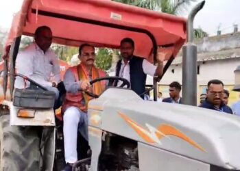 खुद ट्रैक्टर चलाकर निकले मंत्री: खड़गवां की 28 पंचायतों को मिली वाटर टैंकर की सौगात; गर्मी में शादी-ब्याह के लिए नहीं भटकेंगे ग्रामीण