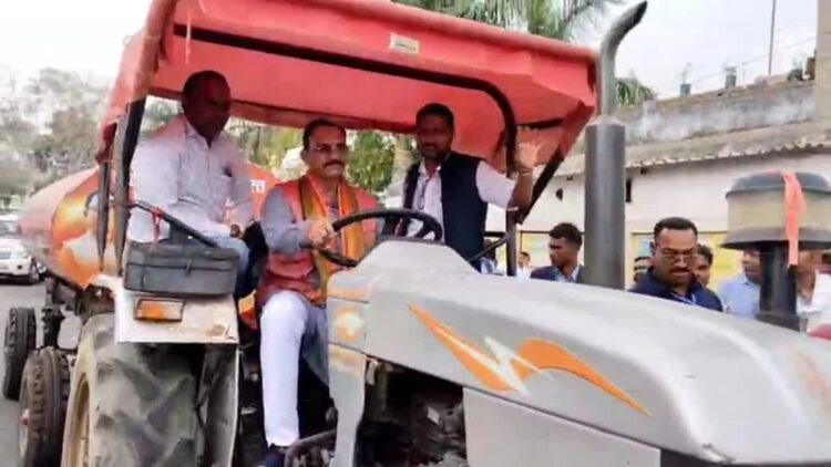 खुद ट्रैक्टर चलाकर निकले मंत्री: खड़गवां की 28 पंचायतों को मिली वाटर टैंकर की सौगात; गर्मी में शादी-ब्याह के लिए नहीं भटकेंगे ग्रामीण