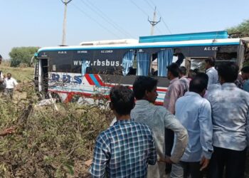बलौदाबाजार में चीख-पुकार: सवारी उतार रही बस को ट्रक ने पीछे से रौंदा, 5 की मौत; 4 महीने की मासूम समेत 29 घायल