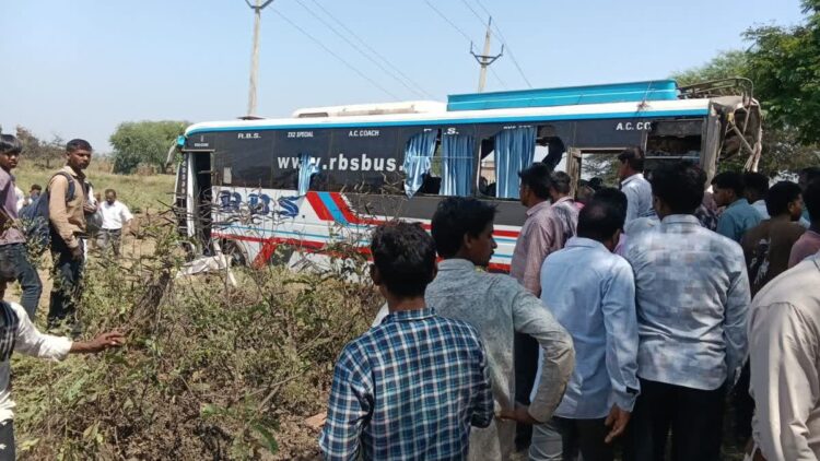 बलौदाबाजार में चीख-पुकार: सवारी उतार रही बस को ट्रक ने पीछे से रौंदा, 5 की मौत; 4 महीने की मासूम समेत 29 घायल