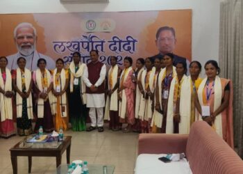 दंतेवाड़ा की “फिनायल वाली दीदी” ने मुख्यमंत्री संग साझा की अपनी कहानी: बिहान योजना ने बीमबती को बनाया ‘लखपति दीदी’; 10 लाख का कारोबार कर पेश की मिसाल