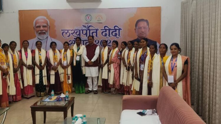 दंतेवाड़ा की “फिनायल वाली दीदी” ने मुख्यमंत्री संग साझा की अपनी कहानी: बिहान योजना ने बीमबती को बनाया ‘लखपति दीदी’; 10 लाख का कारोबार कर पेश की मिसाल