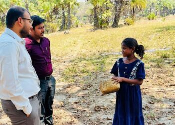 सुकमा में महुआ बीनने वाले हाथों में अब होगी कलम: कलेक्टर अमित कुमार ने सड़क किनारे रोका काफिला; मड़कामी मंगली और देवा की अब स्कूल में होगी वापसी