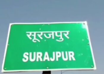 सूरजपुर में शर्मनाक तस्वीर: रसोइयों की हड़ताल के बीच नाले के पानी में बर्तन धोते स्कूली बच्चे; शिक्षा विभाग ने दिए जांच के आदेश