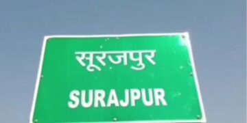 सूरजपुर में शर्मनाक तस्वीर: रसोइयों की हड़ताल के बीच नाले के पानी में बर्तन धोते स्कूली बच्चे; शिक्षा विभाग ने दिए जांच के आदेश
