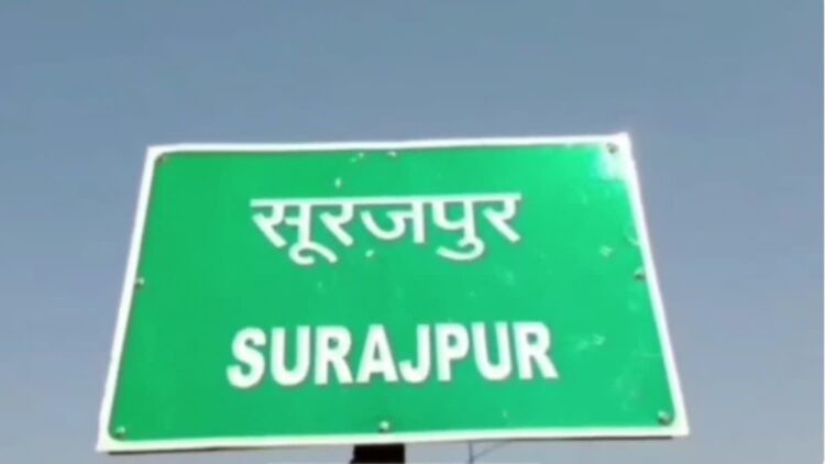 सूरजपुर में शर्मनाक तस्वीर: रसोइयों की हड़ताल के बीच नाले के पानी में बर्तन धोते स्कूली बच्चे; शिक्षा विभाग ने दिए जांच के आदेश
