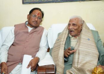 लोकतंत्र के प्रहरी से मिले सीएम साय: 92 वर्षीय सेनानी डॉ. निर्मल घोष का जाना हाल, आपातकाल की यादें हुईं ताजा