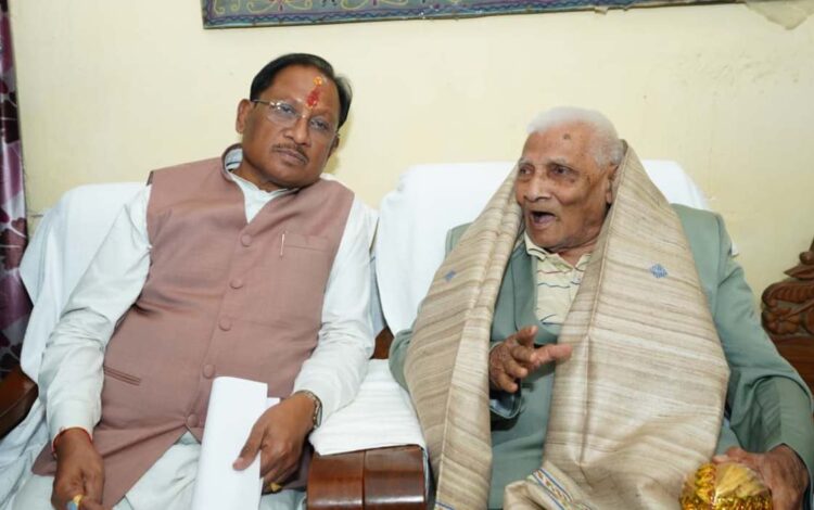 लोकतंत्र के प्रहरी से मिले सीएम साय: 92 वर्षीय सेनानी डॉ. निर्मल घोष का जाना हाल, आपातकाल की यादें हुईं ताजा