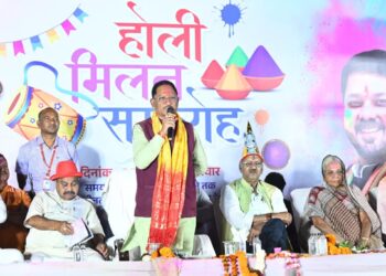 धरसींवा में मुख्यमंत्री का होली मिलन: फाग गीतों की धुन पर थिरके विधायक अनुज शर्मा; सीएम बोले- “किसानों की जेब में पैसा है, इसलिए इस बार होली ज्यादा रंगीन”