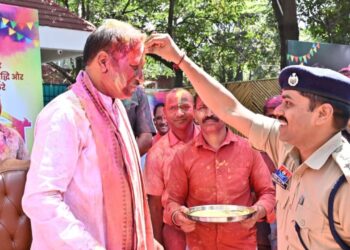 होली पर CM विष्णुदेव साय का संदेश: “शांति, प्रेम और भाईचारे का पैगाम है यह त्योहार”, अधिकारियों के साथ मनाई खुशियां