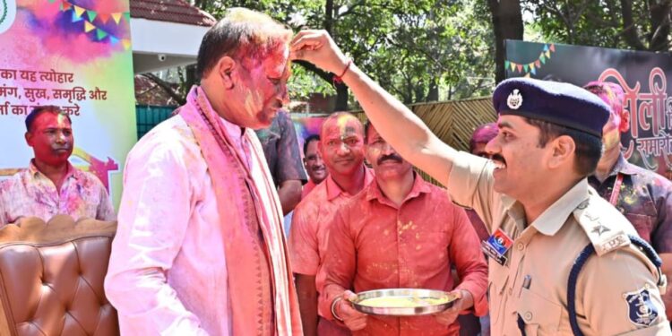 होली पर CM विष्णुदेव साय का संदेश: “शांति, प्रेम और भाईचारे का पैगाम है यह त्योहार”, अधिकारियों के साथ मनाई खुशियां