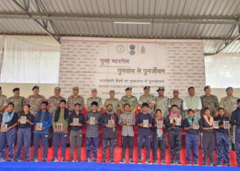 बस्तर में नक्सलवाद का ‘क्लाइमेक्स’: खूंखार कमांडर पापाराव ने 17 साथियों संग किया सरेंडर; ताड़मेटला कांड के मास्टरमाइंड ने थामी संविधान की किताब