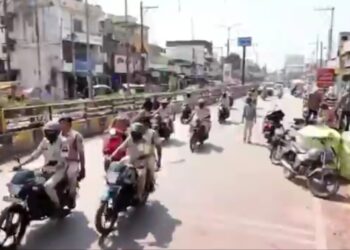 होली पर हुड़दंगियों की खैर नहीं: छत्तीसगढ़ पुलिस का मेगा फ्लैग मार्च, दुर्ग-सूरजपुर में 1500 से अधिक जवान सड़क पर