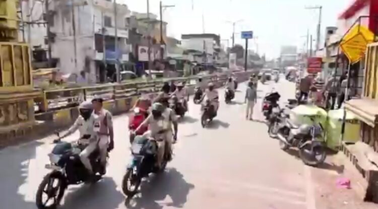 होली पर हुड़दंगियों की खैर नहीं: छत्तीसगढ़ पुलिस का मेगा फ्लैग मार्च, दुर्ग-सूरजपुर में 1500 से अधिक जवान सड़क पर