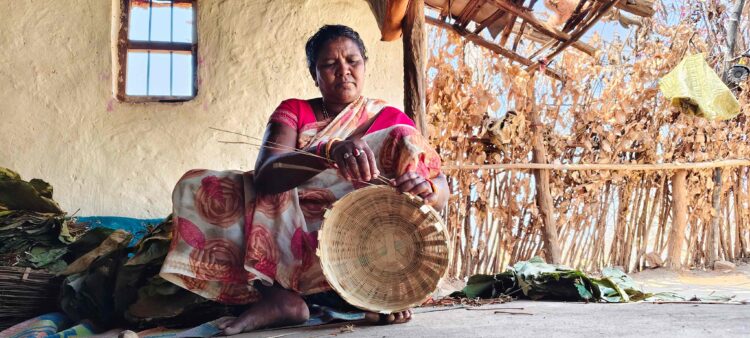 महुआ बीनकर संवारा बच्चों का भविष्य: धमतरी की अनपढ़ खम्मन बाई ने स्कूल को दिया कंप्यूटर; झोपड़ी में रहकर पेश की महिला सशक्तिकरण की मिसाल