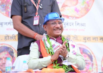 प्रेस क्लब के ‘महामूर्ख सम्मेलन’ में सीएम साय का अनूठा अंदाज: मिर्ची की माला पहनकर बजाया नगाड़ा, ‘नानसेंस टाइम्स’ का किया विमोचन