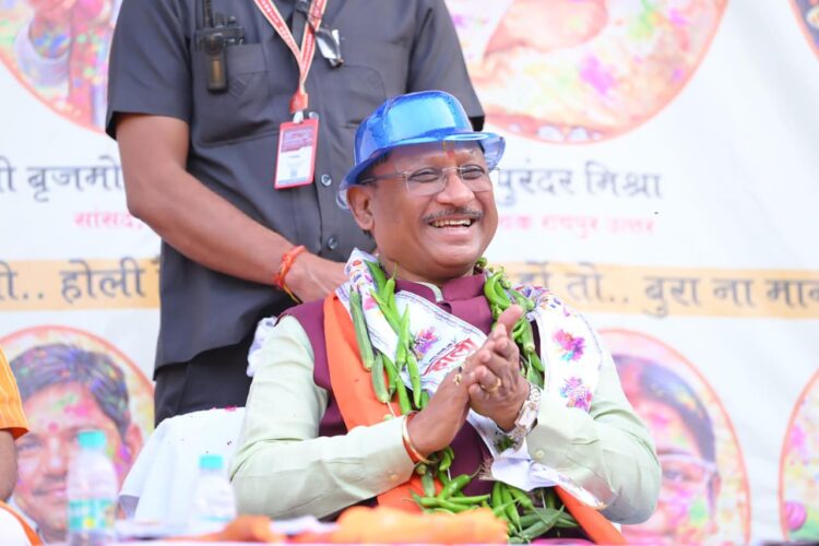 प्रेस क्लब के ‘महामूर्ख सम्मेलन’ में सीएम साय का अनूठा अंदाज: मिर्ची की माला पहनकर बजाया नगाड़ा, ‘नानसेंस टाइम्स’ का किया विमोचन